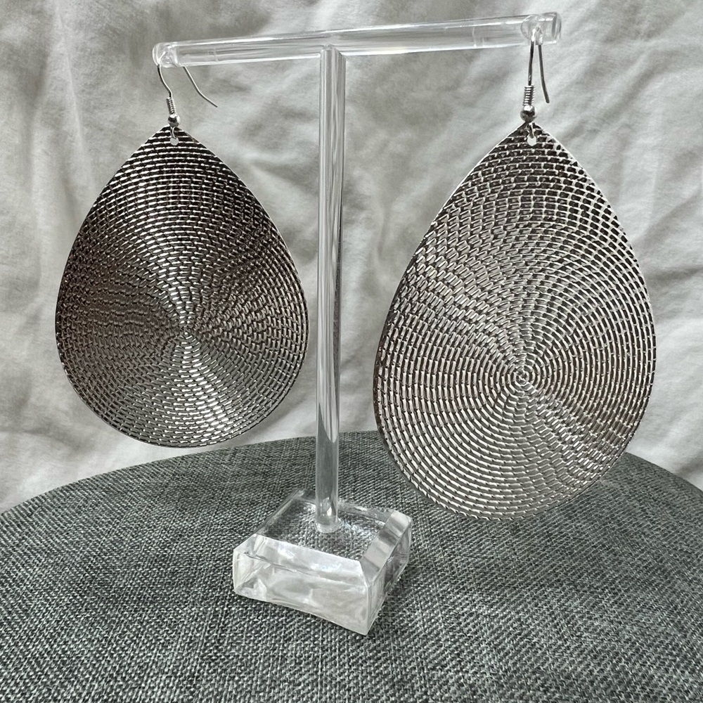 NWOT…Fashion Jewelry Ladys Pan Drops 18K White Gold Plating, Boho Chic ☑️ - Picture 5 of 6